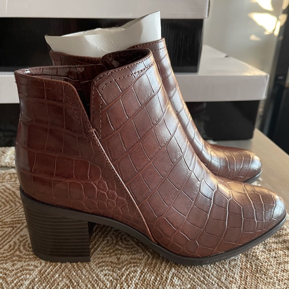 Brand New Naturalizer Lailah Boots size 8.5 - Picture 2 of 2